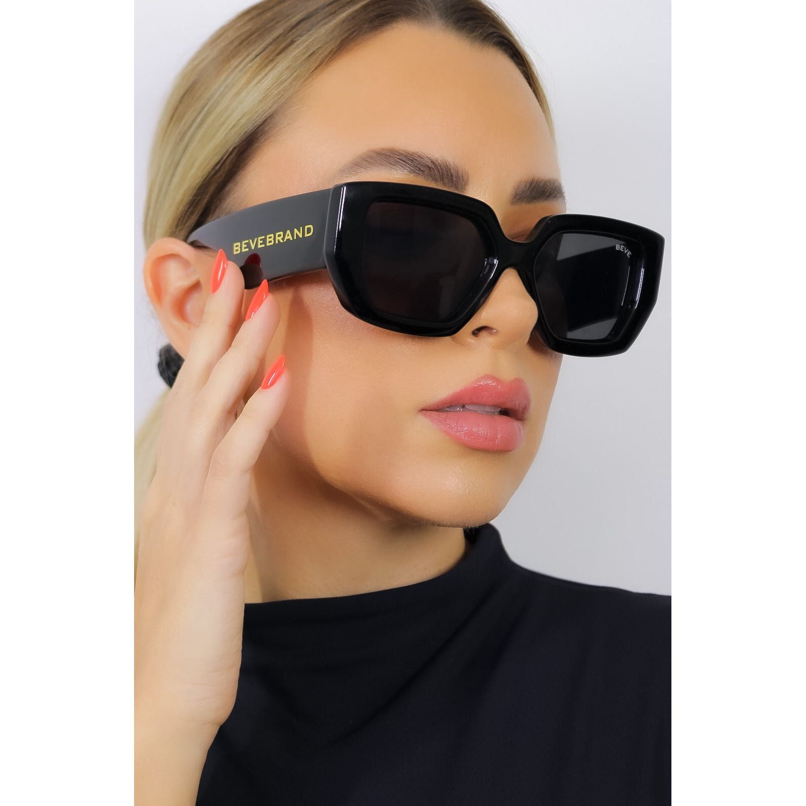 MAIN CHARACTER - BLACK